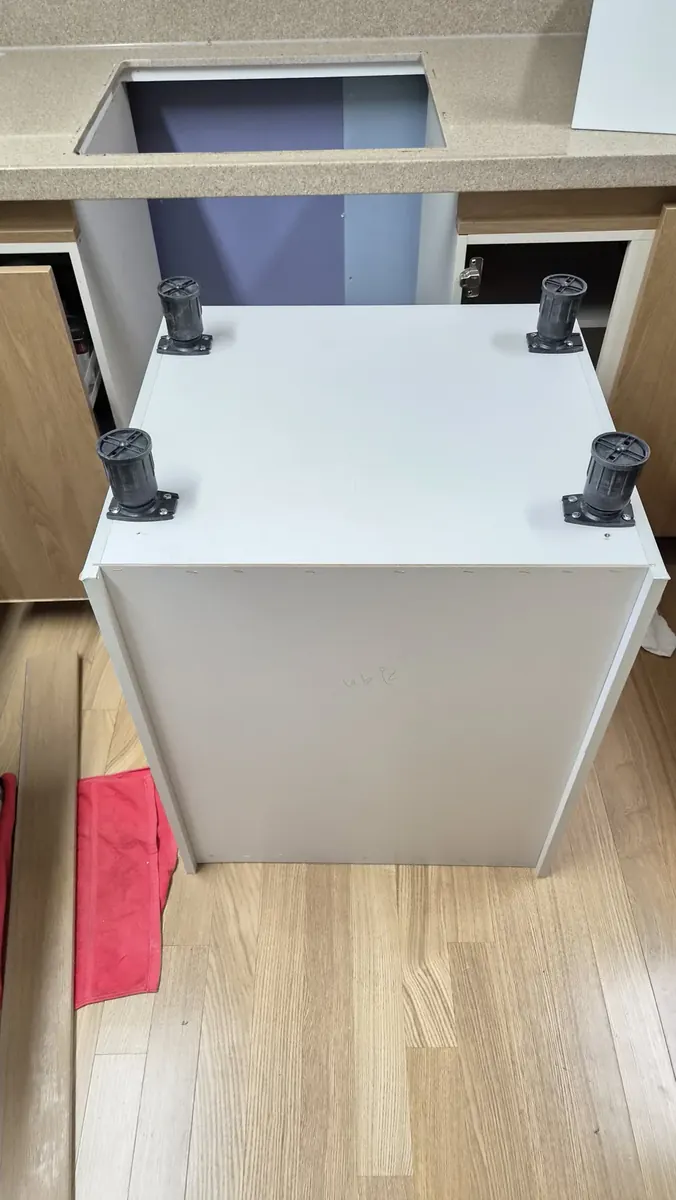 싱크대 서랍장 제작 — 다리를 단 새 서랍장 몸통