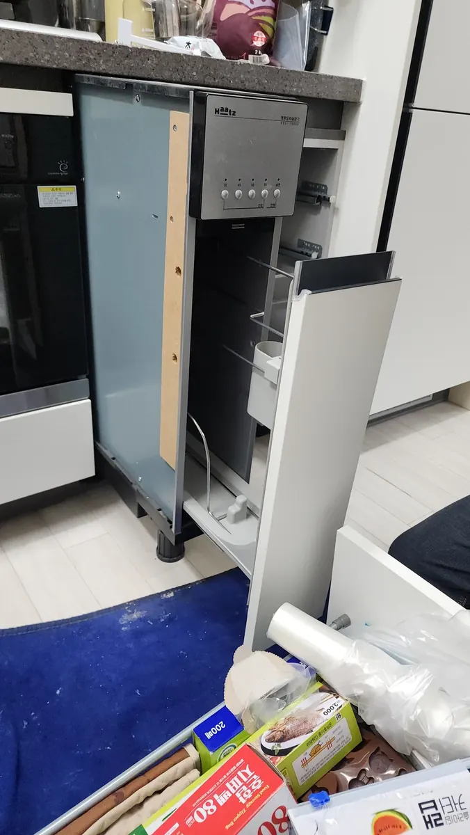 싱크대 수납장 교체 — 살균건조기 빼내기